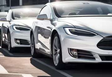 Tesla ruft 120.000 Fahrzeuge in den ...