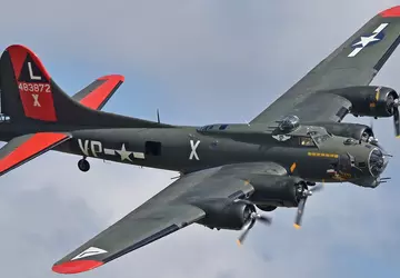 Ein schwerer Bomber vom Typ B-17 ...