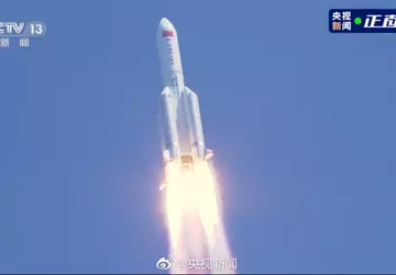Eine ungelenkte chinesische Rakete stürzt über ...