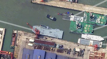 China baut heimlich den ersten Flugzeugträger der Welt für Drohnen (Satellitenfoto)
