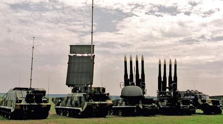 Ukrainische Kamikaze-Drohnen griffen ein russisches Buk-Boden-Luft-Raketensystem an - die Abschussvorrichtung, die Abschussvorrichtung und die Zielerfassungsstation wurden zerstört