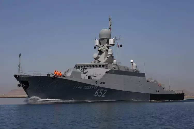 DIU trifft Kalibriv-Trägerschiff mit einem kombinierten ...