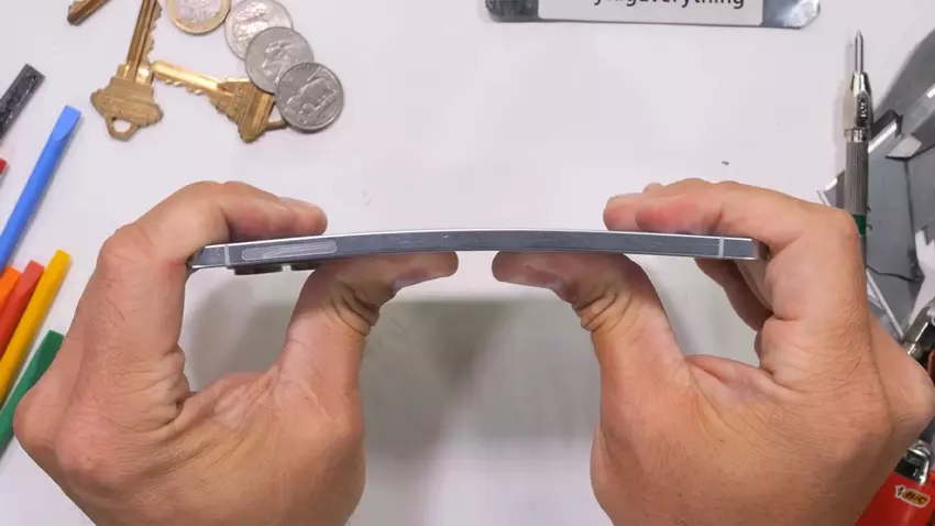 Es biegt sich, bricht aber nicht: Der berühmte Blogger JerryRigEverything hat die Stärke des ultradünnen Samsung Galaxy S25 Edge getestet