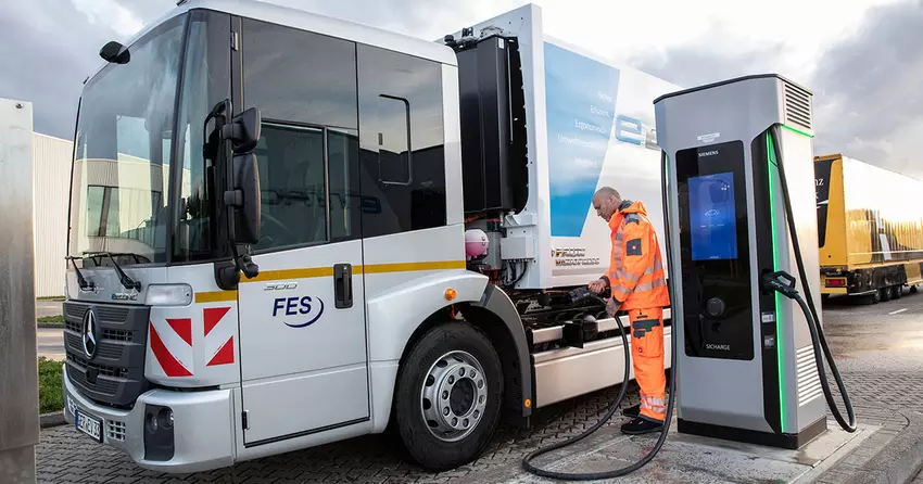 Mercedes-Benz hat mit der Verwendung von generalüberholten Batterien in elektrischen Lastwagen begonnen