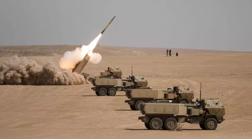 HIMARS und Tochka-U haben über Nacht 13 Angriffe auf russische Munitionsdepots durchgeführt