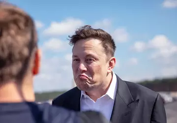 Elon Musk steht im Zentrum eines ...