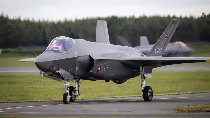 Die ersten F-35 Lightning II Kampfjets sind in Dänemark eingetroffen und ersetzen die F-16 Fighting Falcon, die in die Ukraine verlegt werden sollen