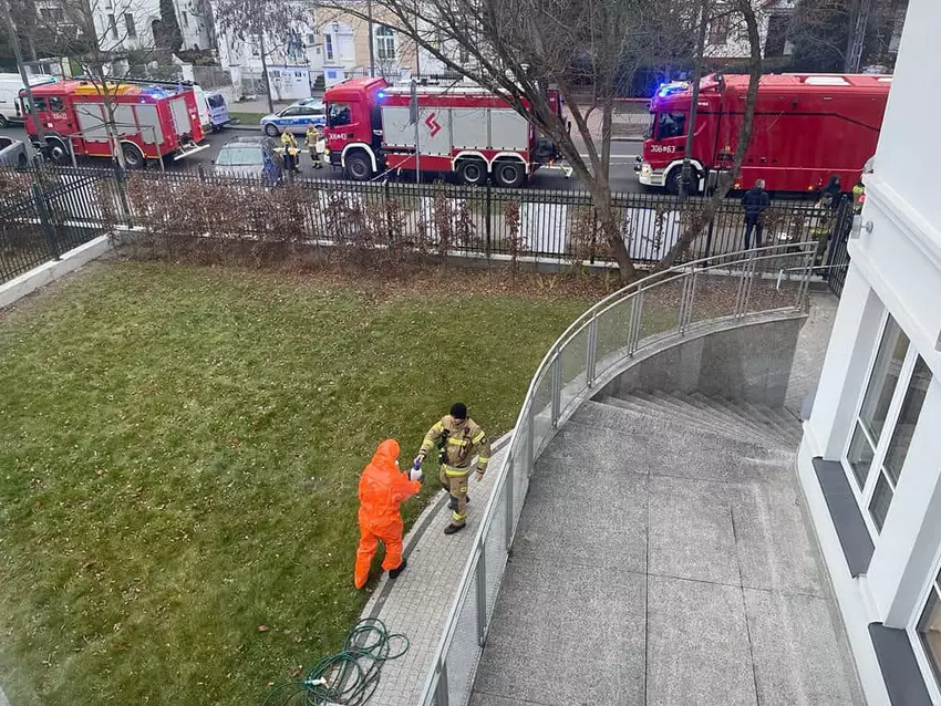 Ukrainische Diplomaten erhielten 31 verdächtige Pakete in 15 Ländern - der Absender ist ein Tesla-Autohaus in Deutschland