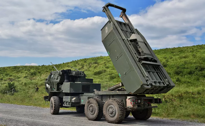 Die ukrainischen Streitkräfte haben begonnen, M30A1-Raketen mit HIMARS- und M270-MLRS-Raketen zu verwenden: Sie haben einen Sprengkopf mit 182.000 Wolframkarbid-Splittern und können Ziele in einer Entfernung von bis zu 92 km treffen.