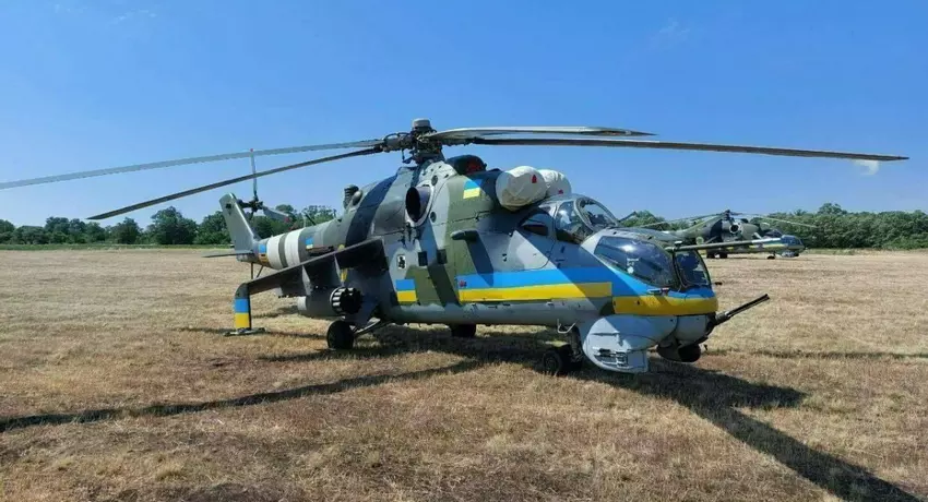 Die ukrainische Luftwaffe zeigte ein spektakuläres Video von Mi-24V und Mi-17 Kampfhubschraubern