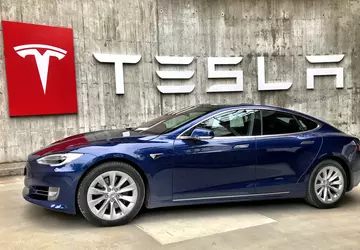 Tesla ruft mehr als 1,6 Millionen ...