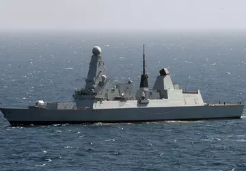 Der modernisierte Zerstörer HMS Dauntless segelt ...