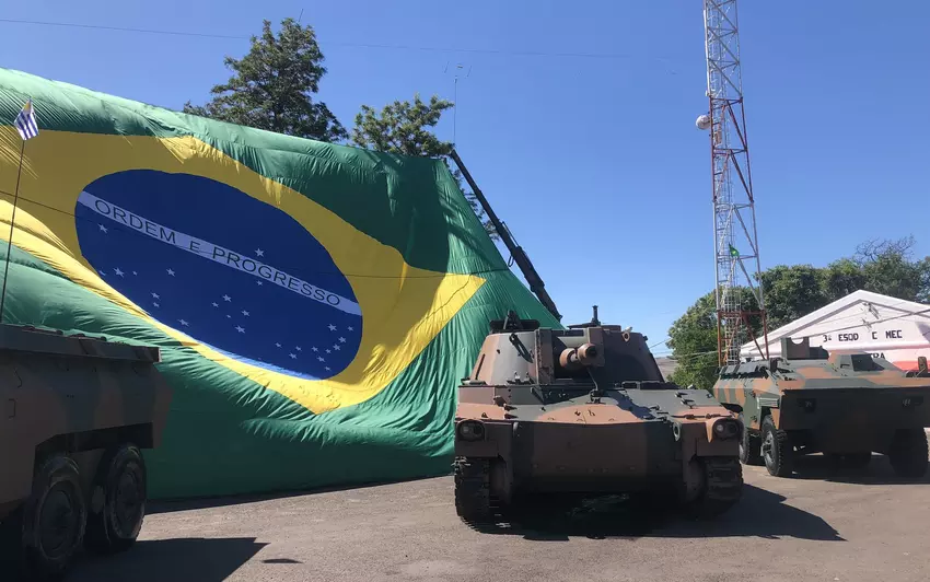 Brasilien schenkte Uruguay 10 Panzerhaubitzen M108 und 11 gepanzerte Fahrzeuge vom Typ Engesa EE-11 Urutu