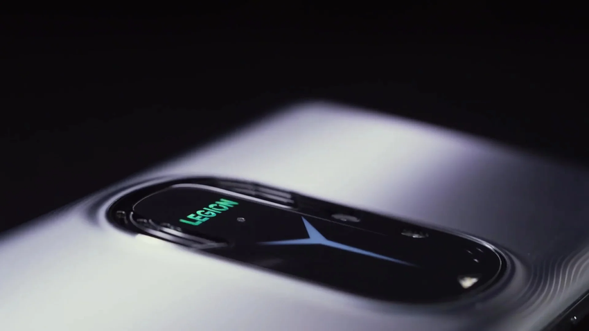 Bildschirm ohne Notch, RGB-Hintergrundbeleuchtung und aktives Kühlsystem - Lenovo Legion Y90 im Video gezeigt