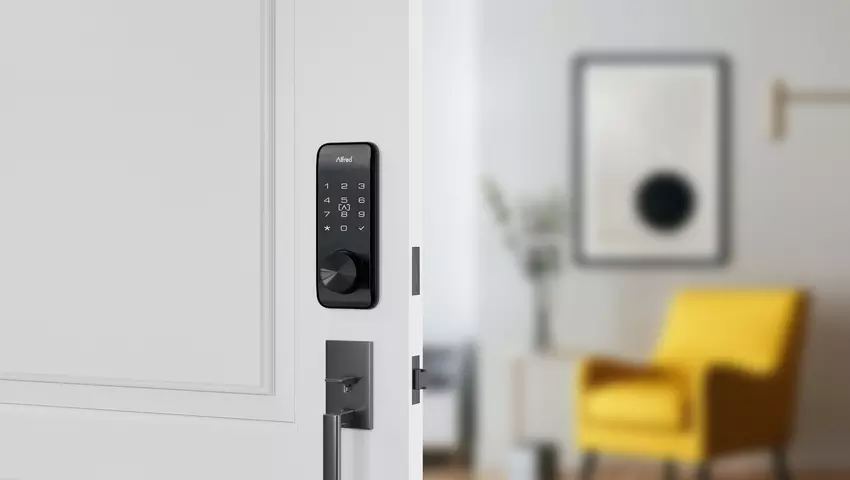 Alfred stellt das weltweit erste intelligente Türschloss mit Unterstützung für kabelloses Laden vor