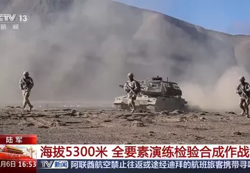 Die Chinesen haben ihre ZTQ-15-Panzer mit ...