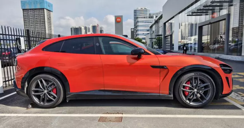 Xiaomi YU7 vor einem Produktionswerk