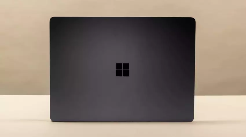  Microsoft Surface Laptop 7 (13,8″) KI-Computer auf dem Gerät