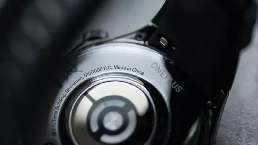 "Meda in China": Lustiger Tippfehler auf dem Gehäuse der OnePlus Watch 3 Smartwatch