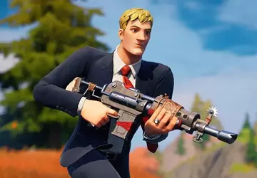 Der Fußballer trägt einen leistungsstarken Laptop ...