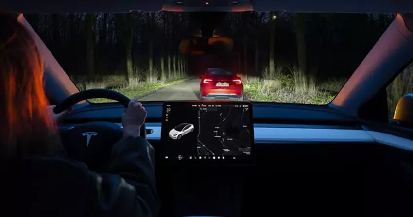 Adaptives Fernlicht ist jetzt für Tesla-Fahrzeuge in den USA und Kanada erhältlich