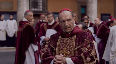 Peter Straughan gewann einen Oscar für das beste adaptierte Drehbuch für den Film über die politische Intrige Conclave 