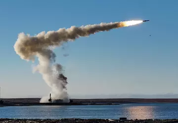 Drohnen haben möglicherweise eine Ladung von ...