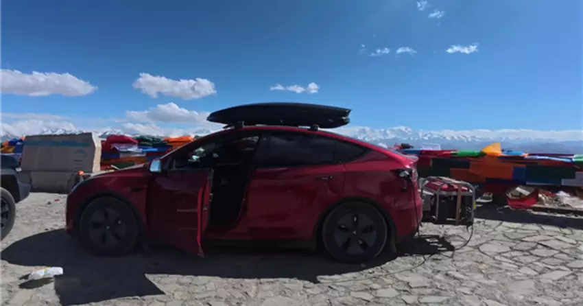 Ein Tesla Model Y-Besitzer schloss einen Generator an sein Auto für eine Reise nach Everest