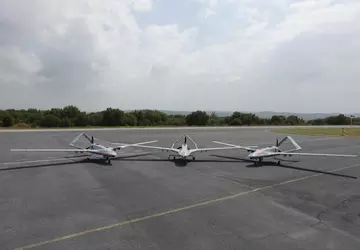 Baykar Technologies zeigte drei Bayraktar TB2-Drohnen ...