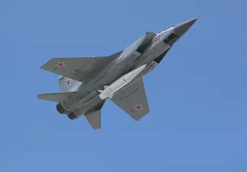 MiG-31K-Kampfflugzeug, das Hyperschallraketen "Dagger" tragen kann, ...