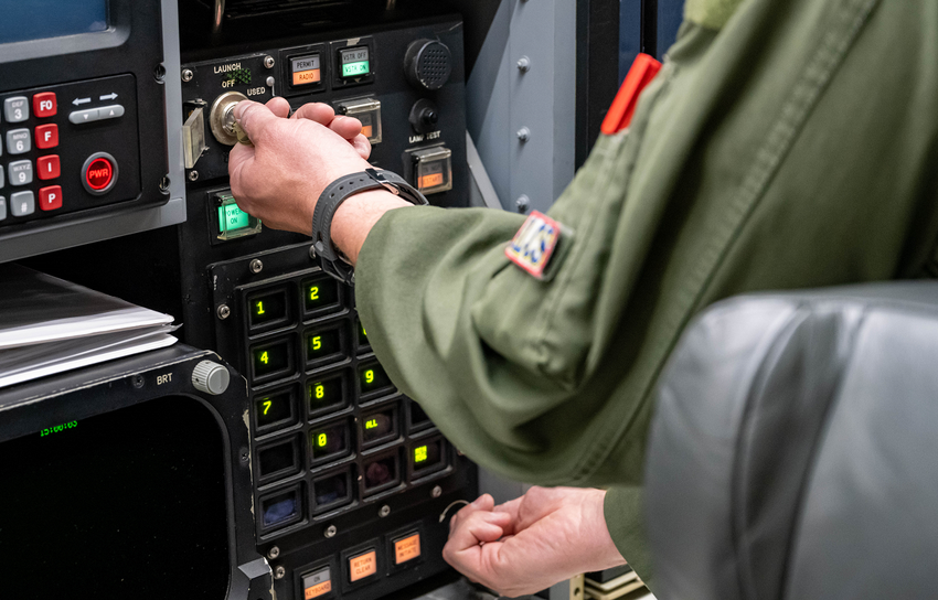 Die US Air Force zeigt Fotos aus dem E-6B Mercury Weltuntergangsflugzeug während des Starts der Minuteman III ICBM