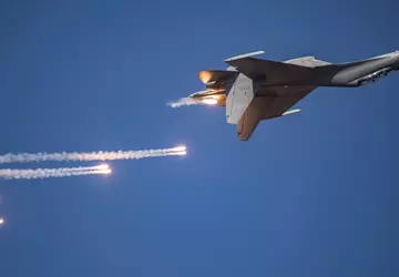 Chinas J-16-Kampfjet führt ein aggressives Manöver ...