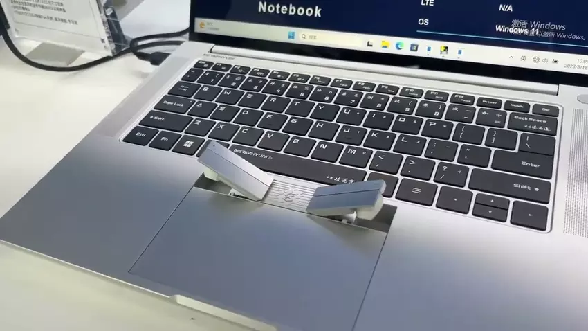 2-in-1: Ein chinesisches Unternehmen hat einen Laptop mit im Touchpad integrierten drahtlosen Kopfhörern vorgestellt