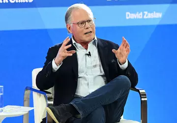 Warner Bros Aktionärsrevolte: Mehrheit hält CEO ...