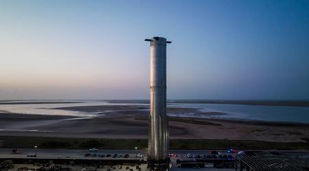 SpaceX rollte einen neuen Super Heavy Raketenprototyp mit 33 Raptor-Triebwerken für Starship auf die Startrampe