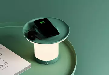 Die Mehrzweckleuchte ist ein kabelloses Ladegerät, ...