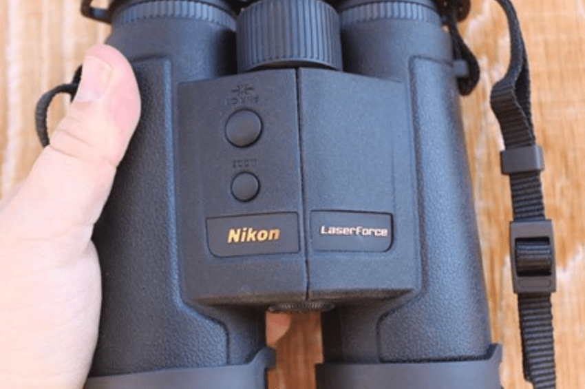 Nikon LaserForce 10x42 Fernglas mit integriertem Entfernungsmesser