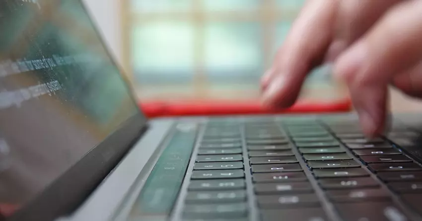 Die Autokorrektur ist manchmal scheiße, gibt Feature Creator Ken Kocienda zu, aber es gibt Gründe – und Lösungen