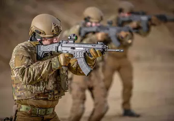 Ukrainische Verteidiger erhielten tschechische Gewehre CZ ...