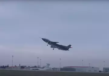 Die Drohne Bayraktar Kizilelma mit ukrainischem ...