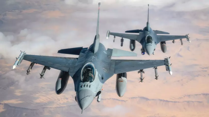 F-16-Kampfflugzeug mit APKWS-II-Raketen