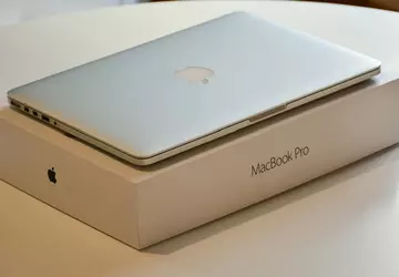 MacBooks werden ohne Auspacken in Lagerräumen ...
