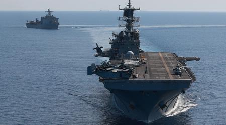 Die USA werden die amphibischen Angriffsschiffe USS Carter Hall und USS Bataan sowie drei Lenkwaffenzerstörer der Arleigh Burke-Klasse im Roten Meer belassen.