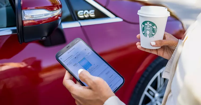 Mercedes-Benz eröffnete seine erste Ladestation mit Starbucks