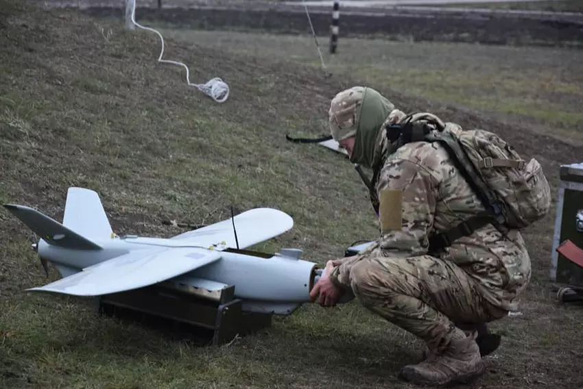 Das ukrainische UAV „Storch-100“ zeichnete den Friedhof der kaputten russischen Ausrüstung in der Region Belgorod auf: Dutzende Einheiten, darunter Panzer und Artillerie