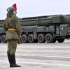 Die Russen haben die ballistische Interkontinentalrakete SS-27 Mod 2 mit einer Reichweite von 12.000 Kilometern gestartet, die einen nuklearen Sprengkopf mit einer Sprengkraft von bis zu 500 Kilotonnen tragen kann.-12 Die Russen haben die ballistische Interkontinentalrakete SS-27 Mod 2 mit einer Reichweite von 12.000 Kilometern gestartet, die einen nuklearen Sprengkopf mit einer Sprengkraft von bis zu 500 Kilotonnen tragen kann.-12