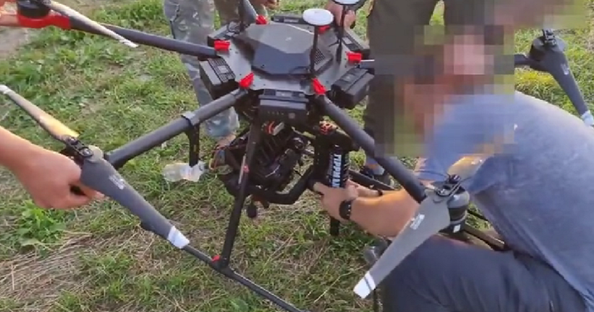 Ukrainische Freiwillige rüsteten einen Hexacopter mit einem Maschinengewehr aus, um gegen iranische Kamikaze-Drohnen Shahed-136 zu kämpfen
