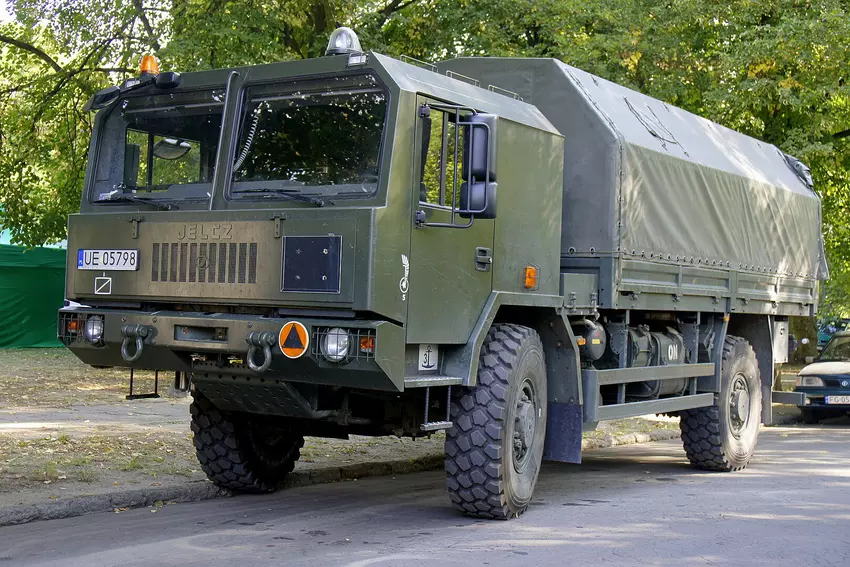 Die Polen kamen zur Vernunft, als sie entdeckten, dass ihr Jelcz-Fahrgestell für den Patriot aus importierten Teilen hergestellt wurde.