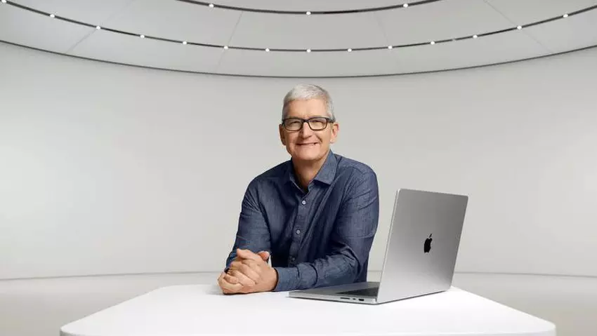 Apple CEO Tim Cook unterstützt junge Musiker und Künstler beim Super Bowl LIX