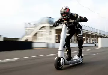 Elektroroller mit der Geschwindigkeit eines Sportwagens: ...